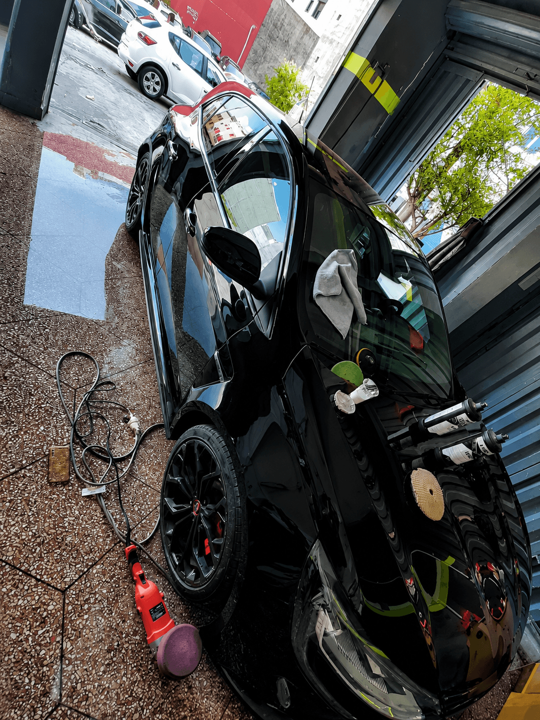 Lavage mousse d’une Lamborghini Urus chez Kouame Detailing
